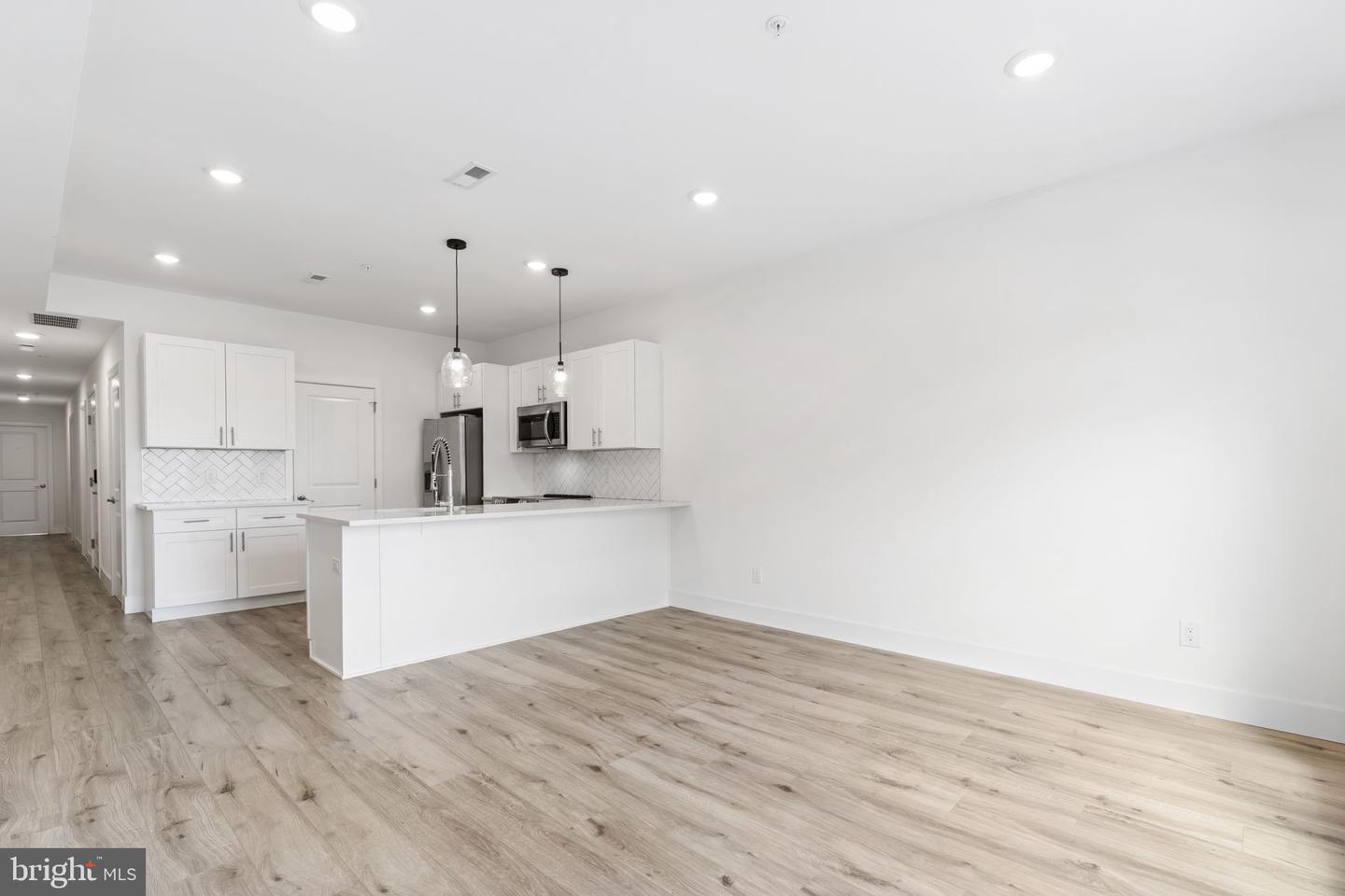 2429 W Thompson St #b Property Photo 6