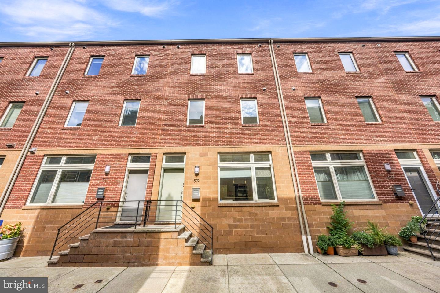 519 Montrose St Property Photo 1