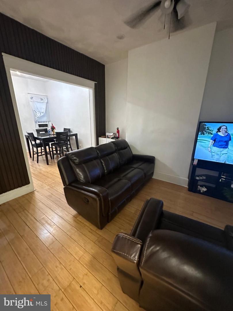 2711 Oakdale St Property Photo 2