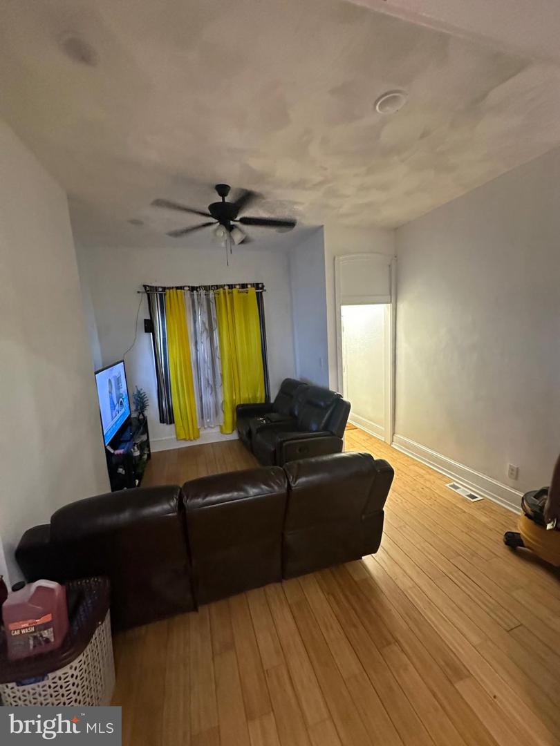 2711 Oakdale St Property Photo 3