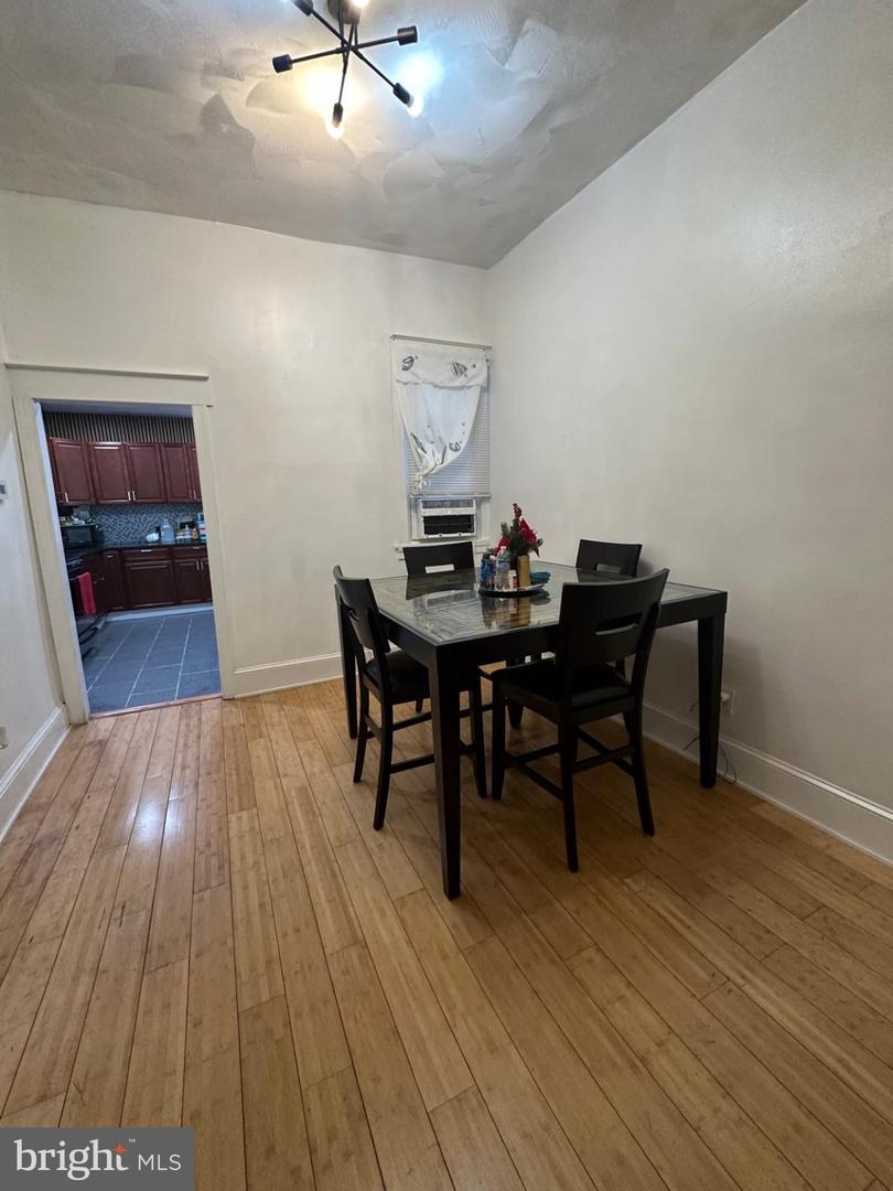 2711 Oakdale St Property Photo 4