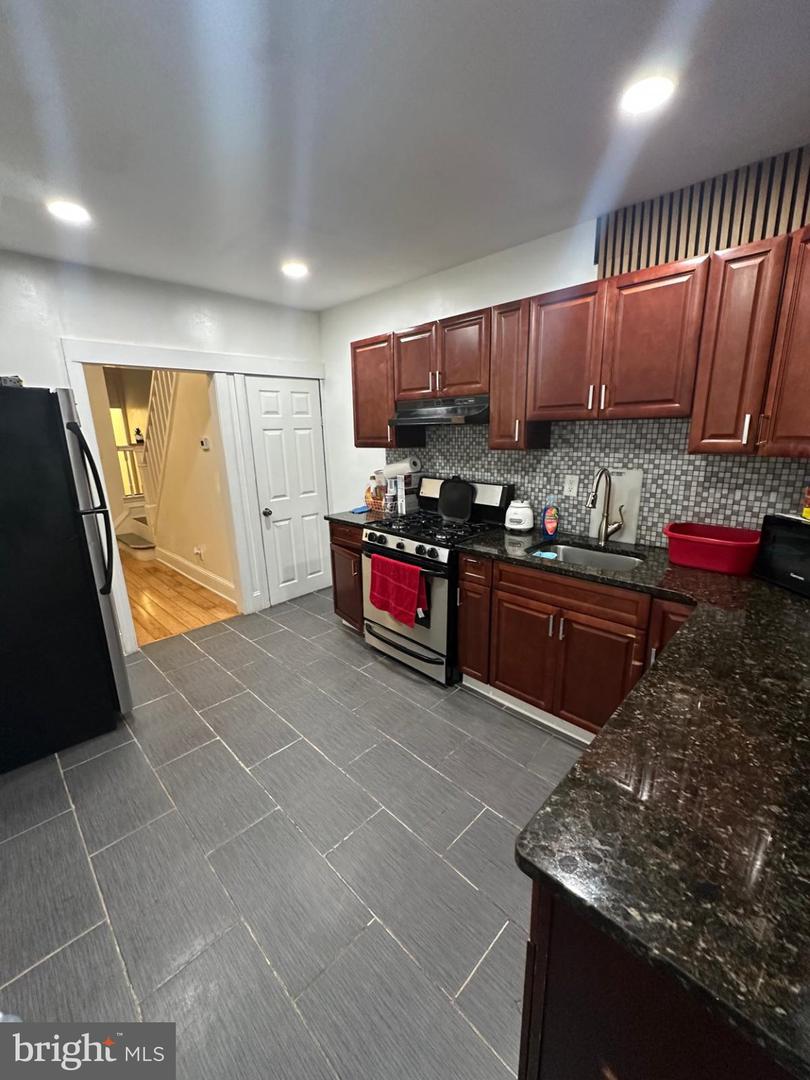 2711 Oakdale St Property Photo 5