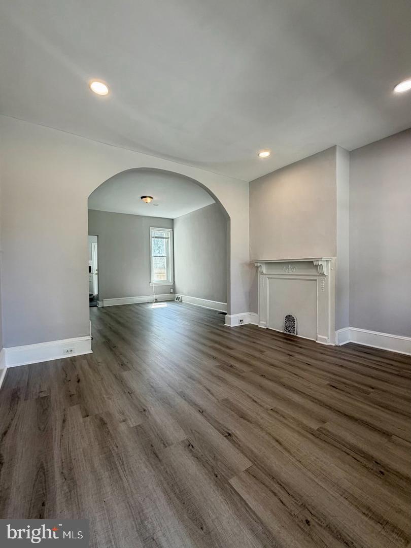 2555 N Hollywood St Property Photo 3