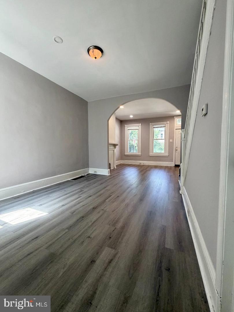 2555 N Hollywood St Property Photo 4