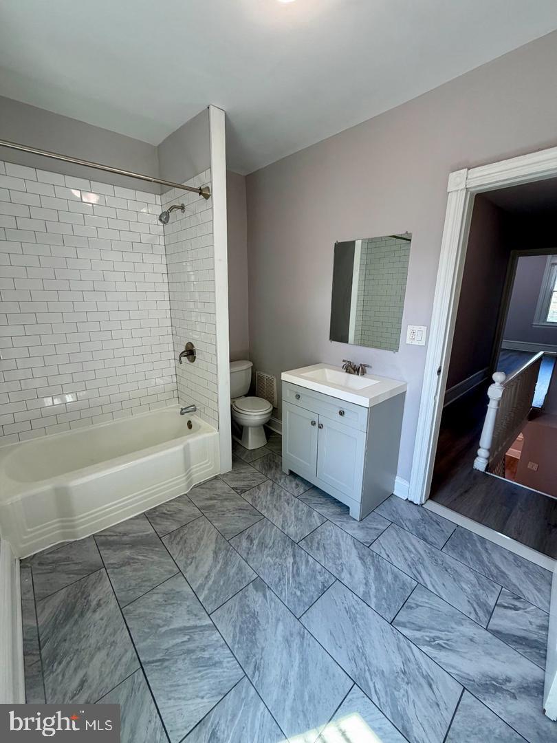 2555 N Hollywood St Property Photo 8
