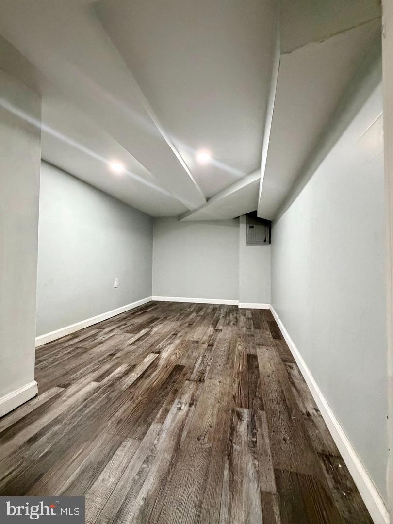 2555 N Hollywood St Property Photo 16