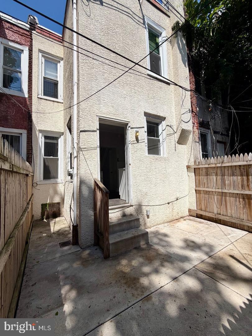 2555 N Hollywood St Property Photo 17