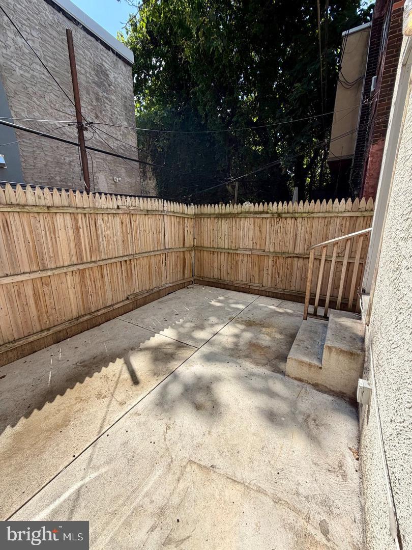 2555 N Hollywood St Property Photo 18