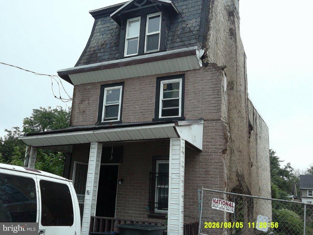 228 E Bringhurst St Property Photo 1