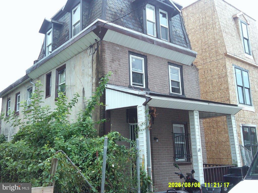 228 E Bringhurst St Property Photo 2