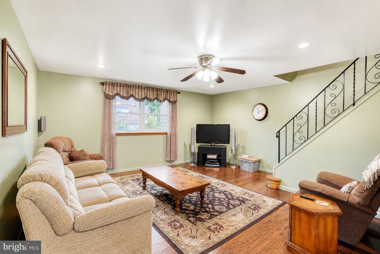 369 Helene Pl Property Photo 4