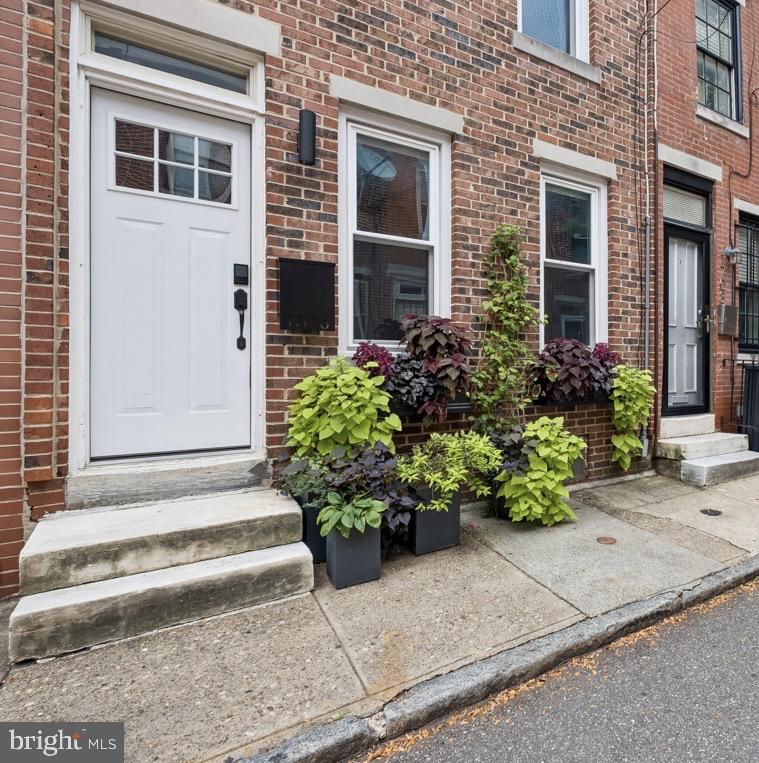 1706 Webster St Property Photo 4