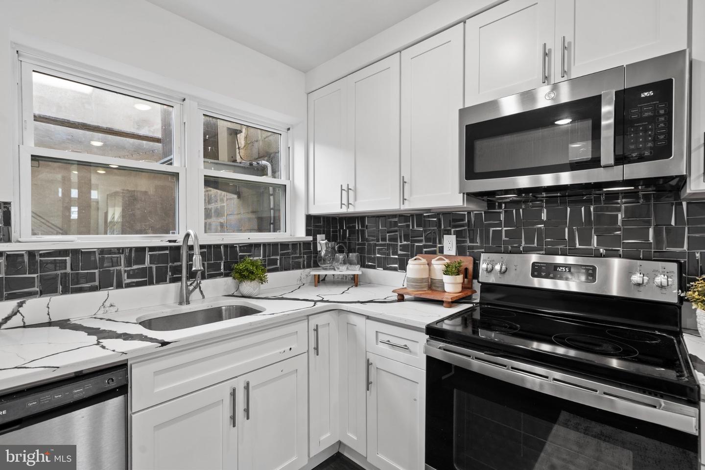 39 W Wildey St Property Photo 9