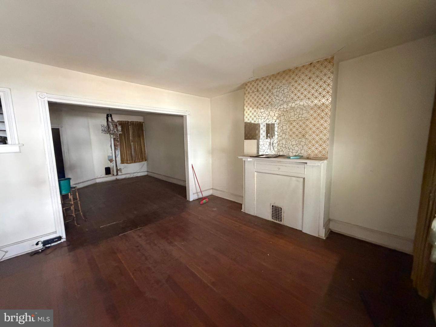 914 E Woodlawn Ave Property Photo 3