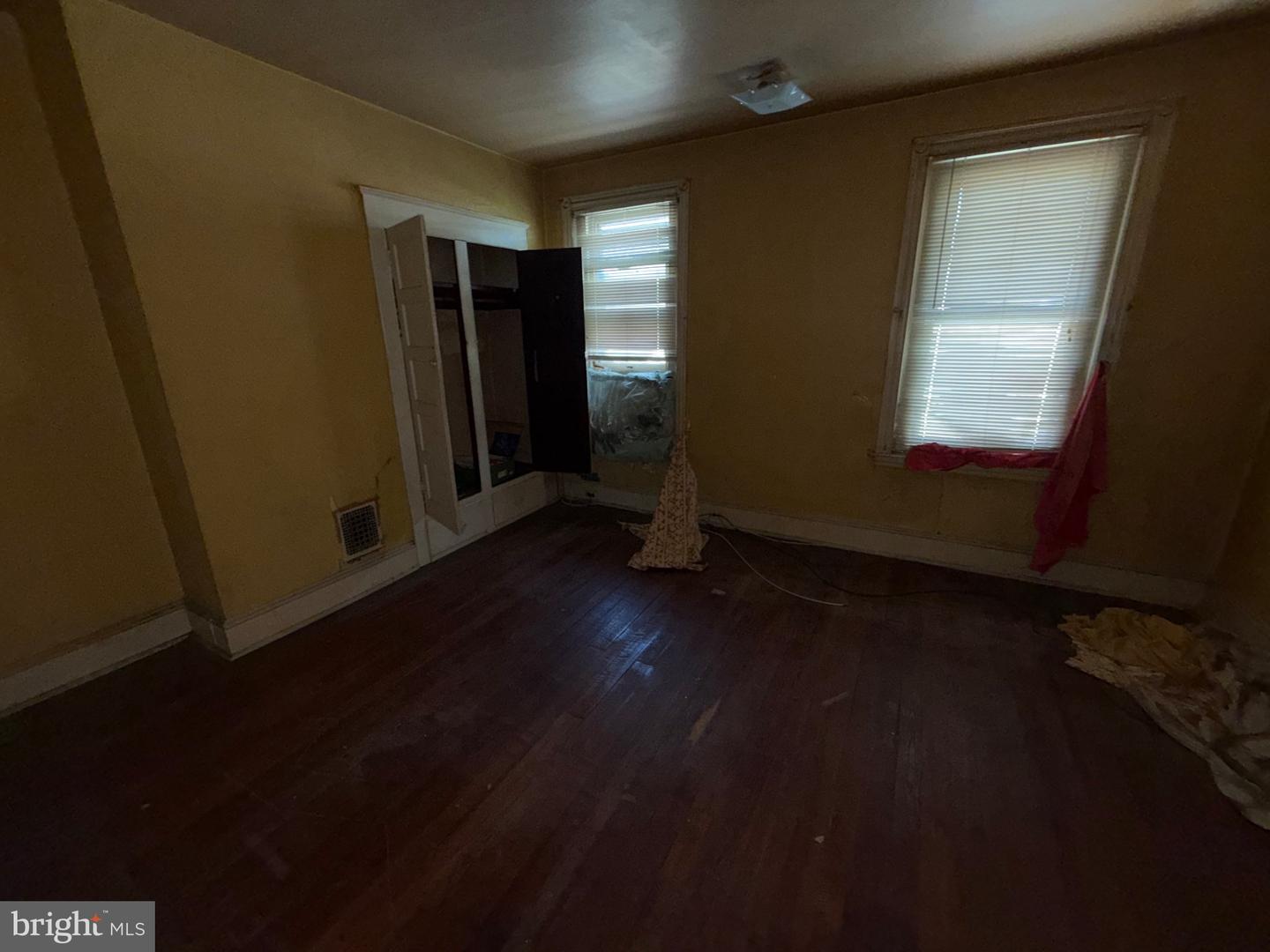 914 E Woodlawn Ave Property Photo 6