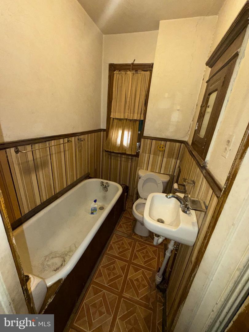 914 E Woodlawn Ave Property Photo 7