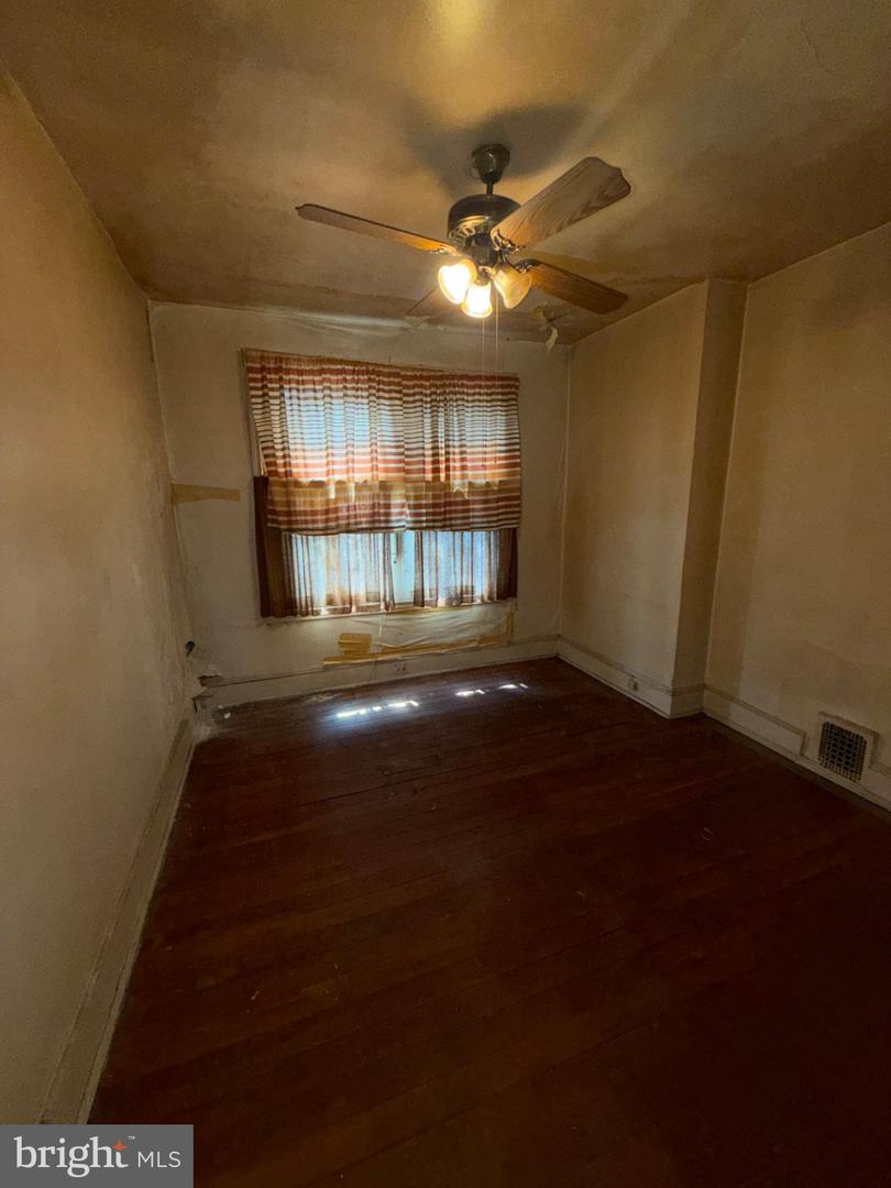 914 E Woodlawn Ave Property Photo 10