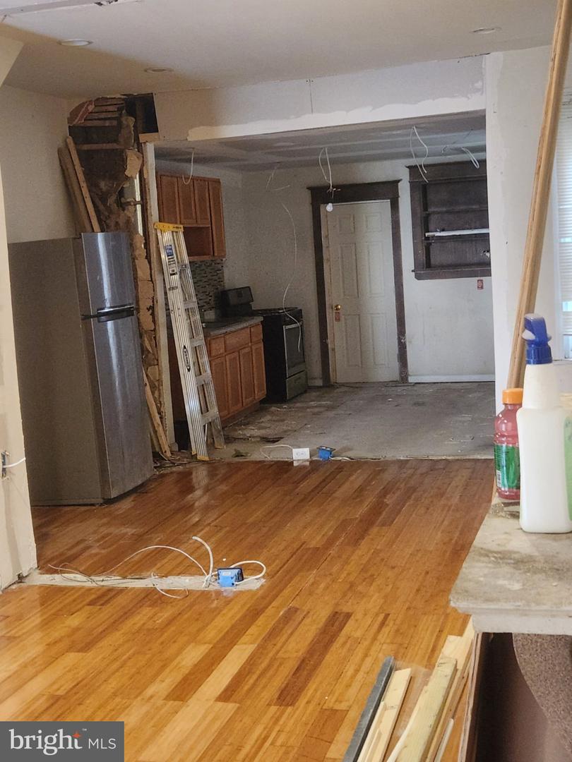 7033 Saybrook Ave Property Photo 8