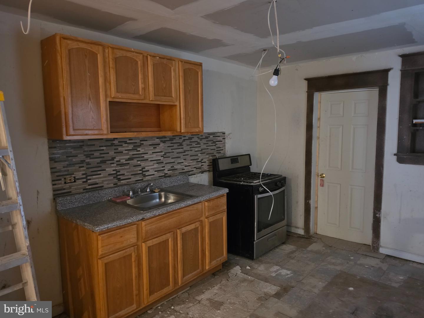 7033 Saybrook Ave Property Photo 15
