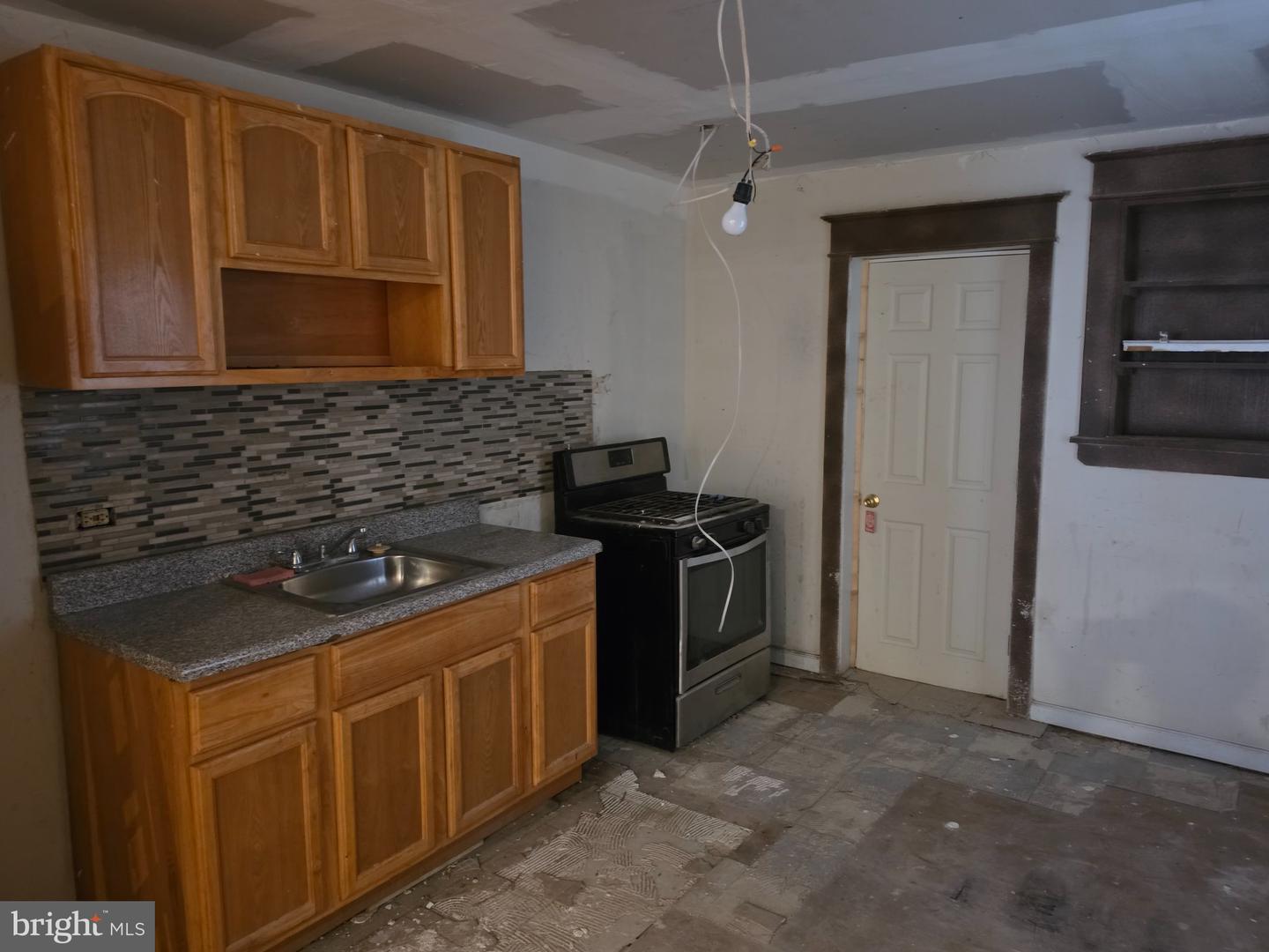 7033 Saybrook Ave Property Photo 16