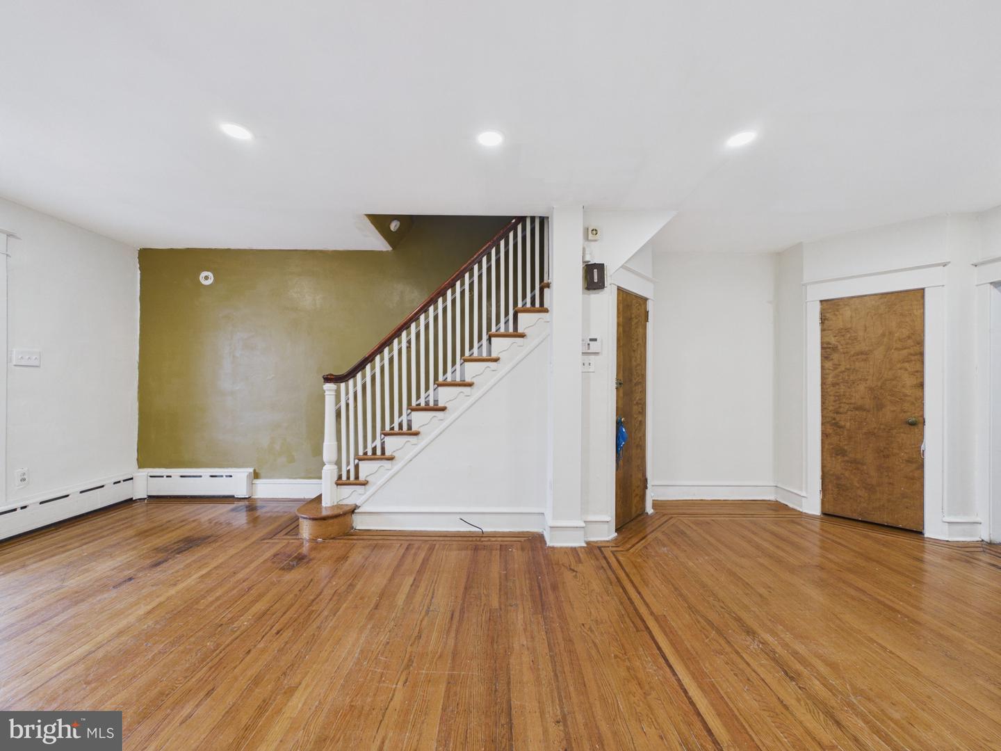 309 Rosemar St Property Photo 2