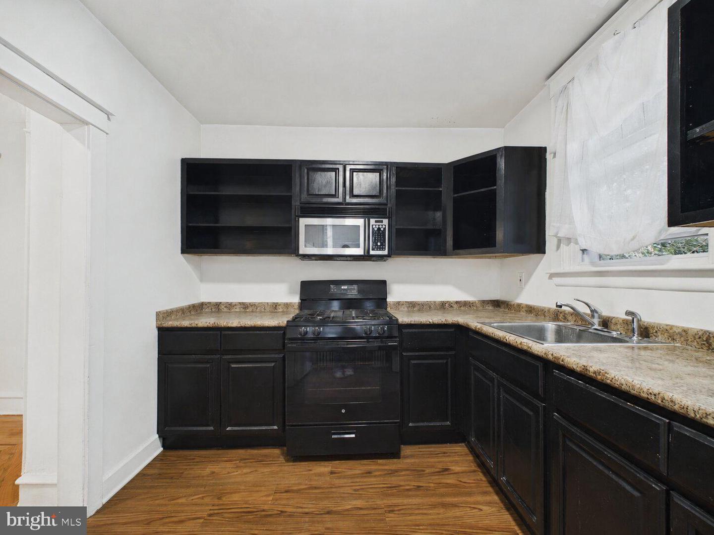 309 Rosemar St Property Photo 4