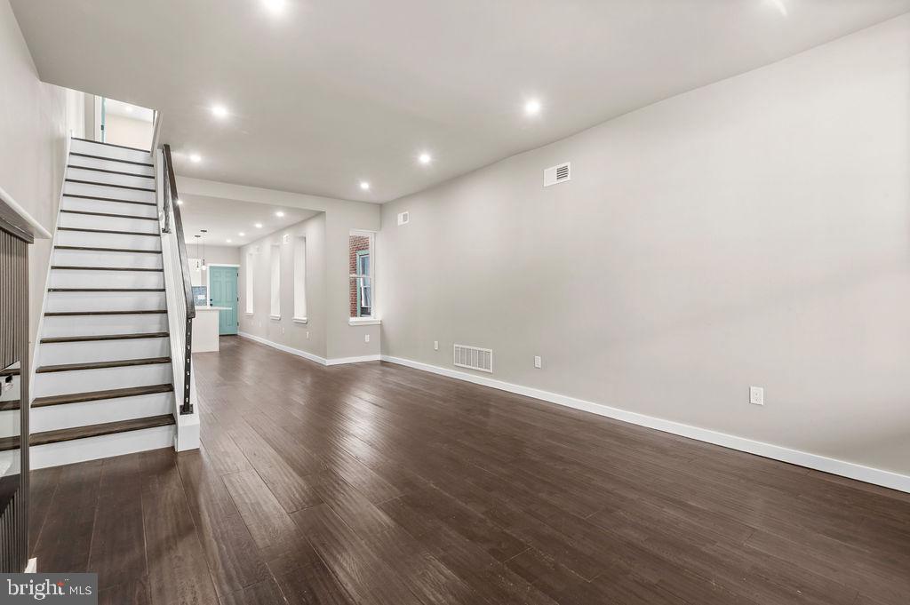 3371 EMERALD ST Property Photo 1