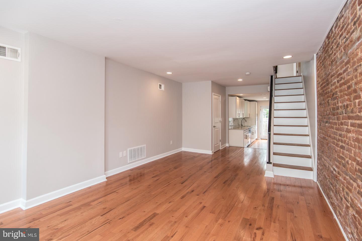 2011 E Fletcher St Property Photo 2