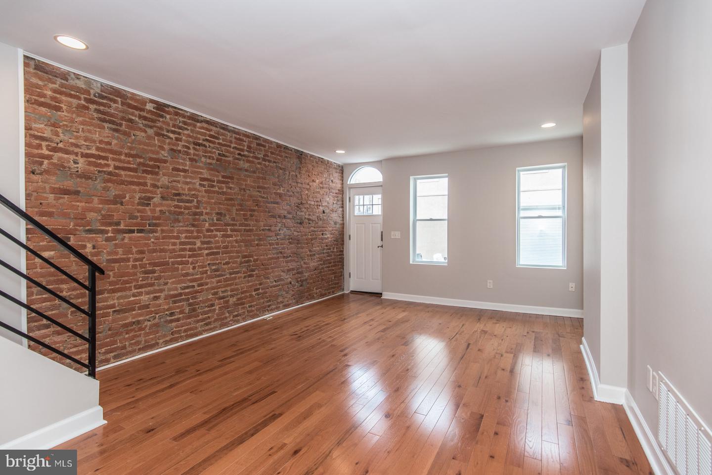 2011 E Fletcher St Property Photo 4