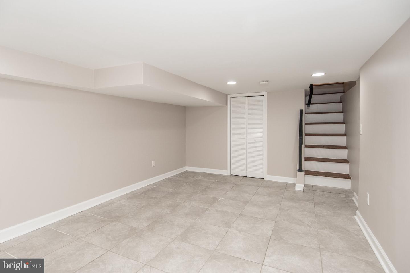 2011 E Fletcher St Property Photo 16