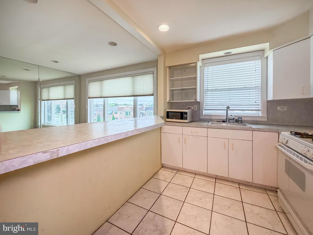 2130 Afton St Property Photo 9