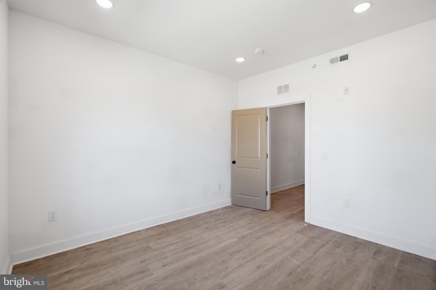 669 N 39th St #3 Property Photo 4
