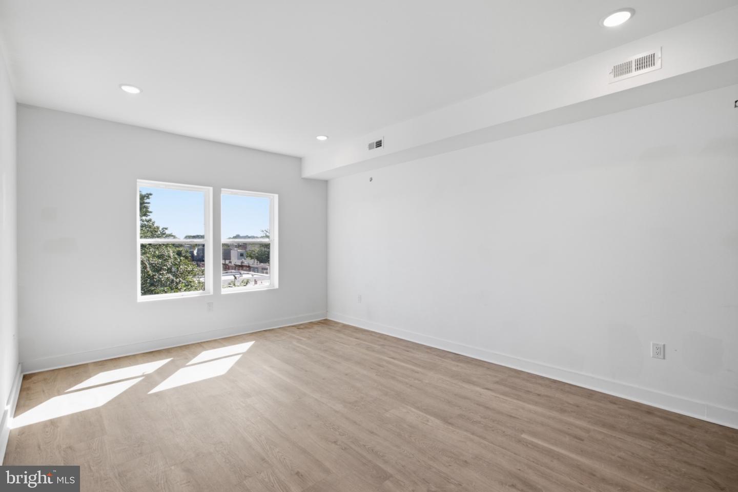 669 N 39th St #3 Property Photo 10
