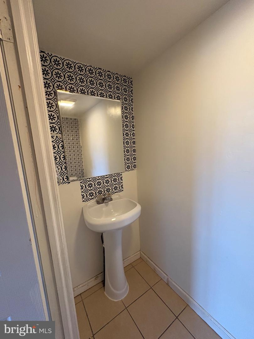 2112 Longshore Ave Property Photo 4