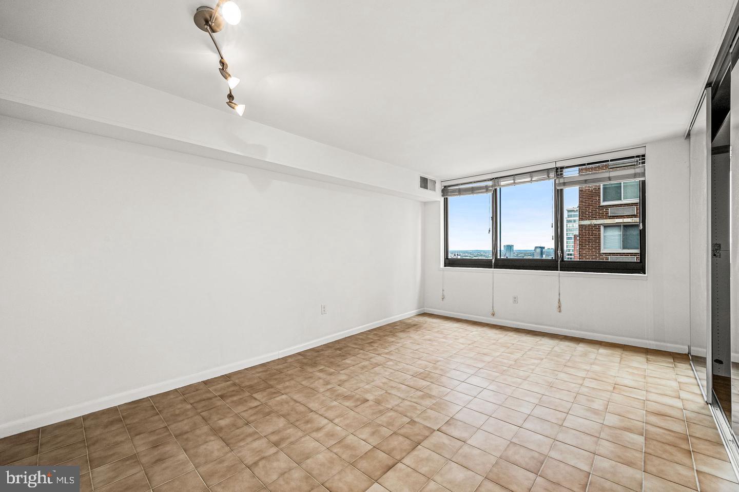 1420-00 Locust St #29h Property Photo 4