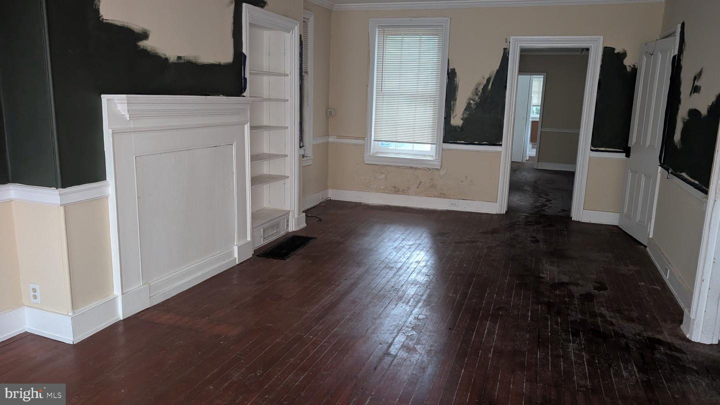 126 W Queen Ln Property Photo 5