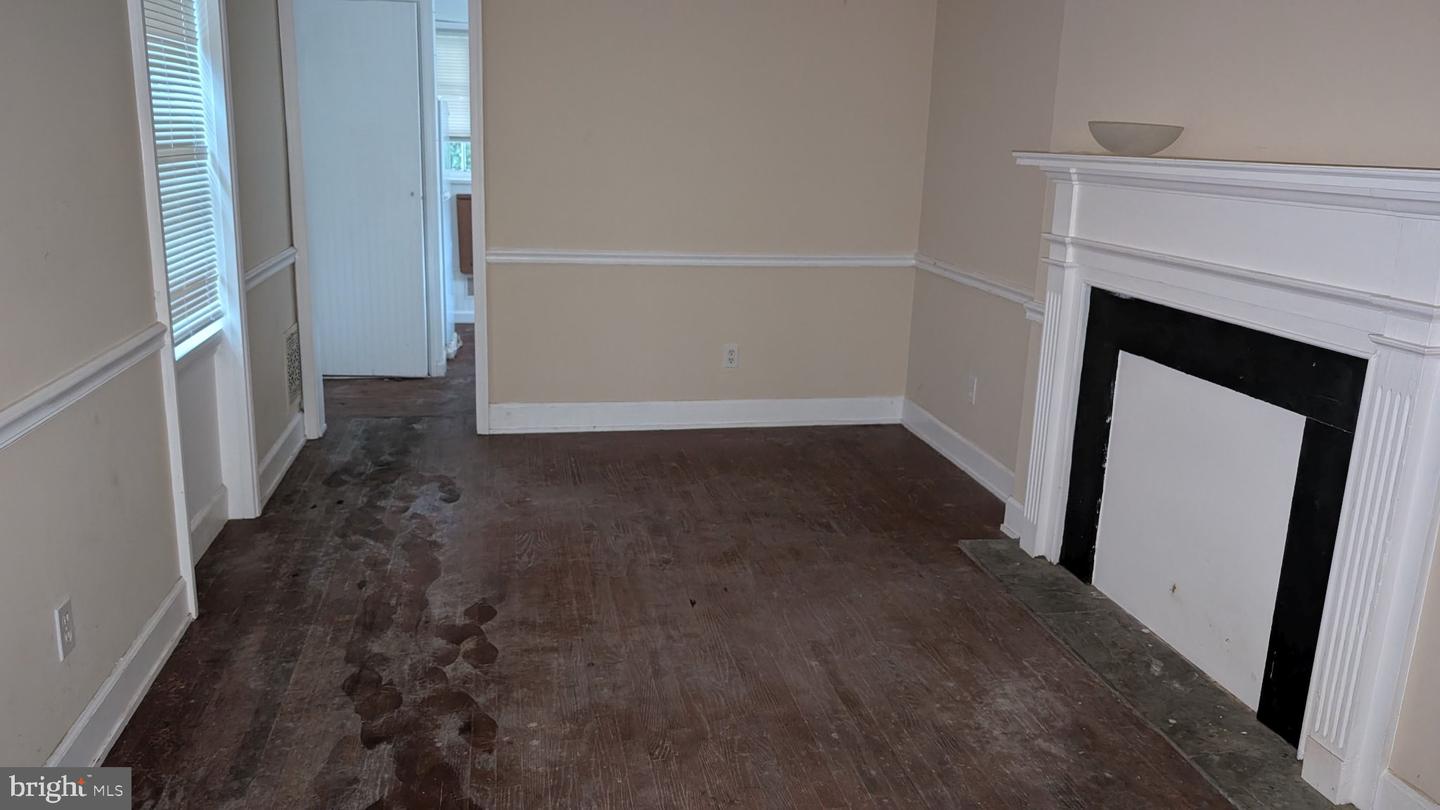 126 W Queen Ln Property Photo 7
