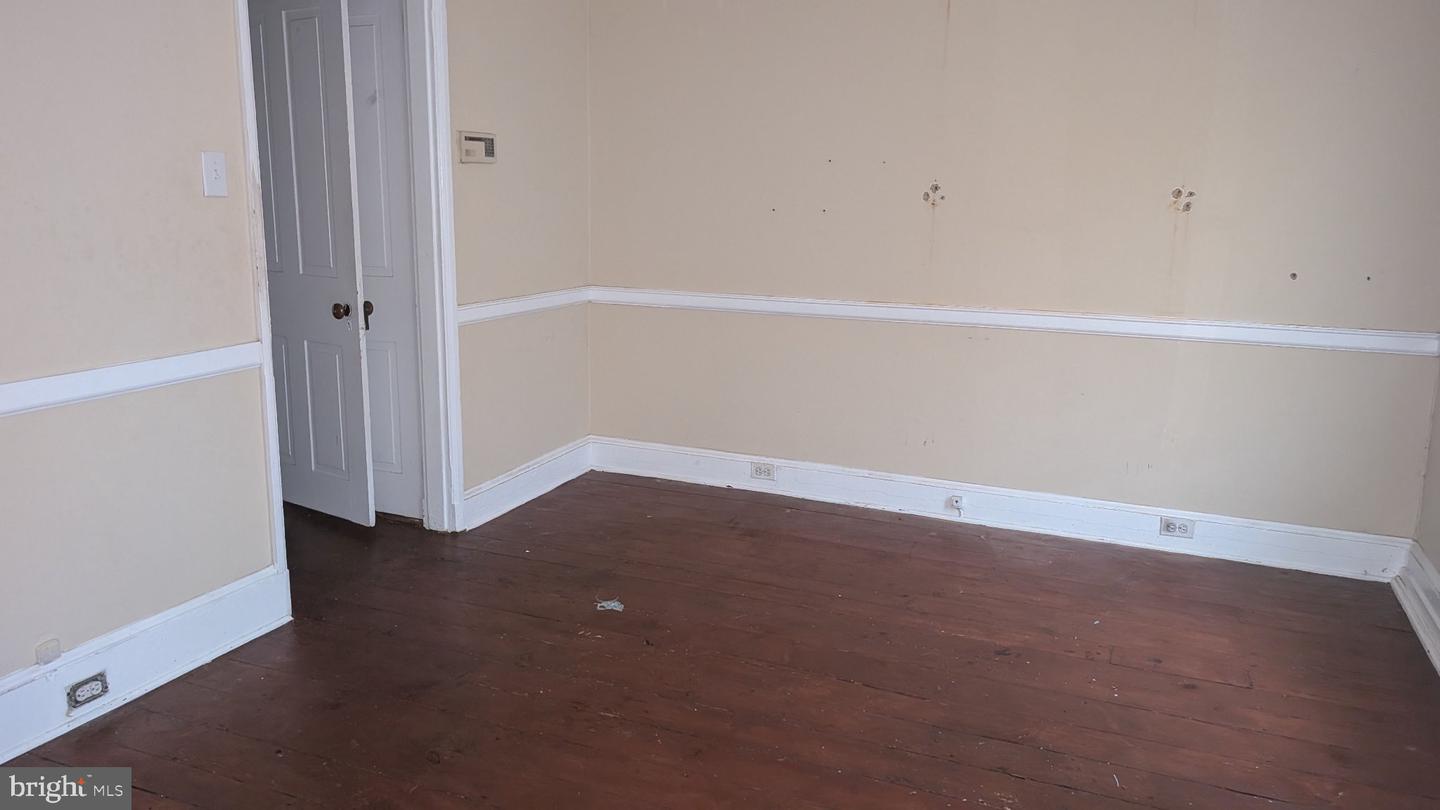 126 W Queen Ln Property Photo 13