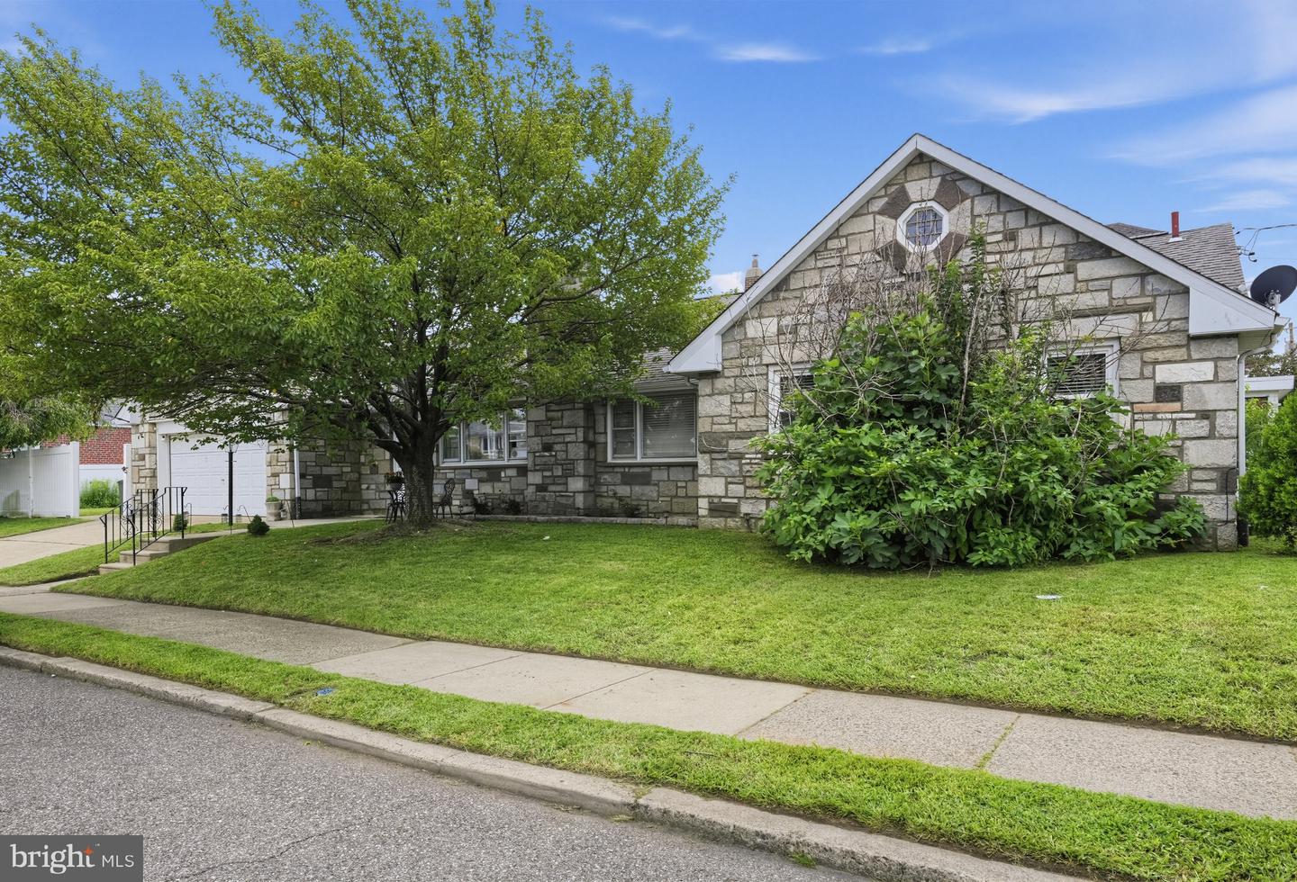 1400 Faunce St Property Photo 2