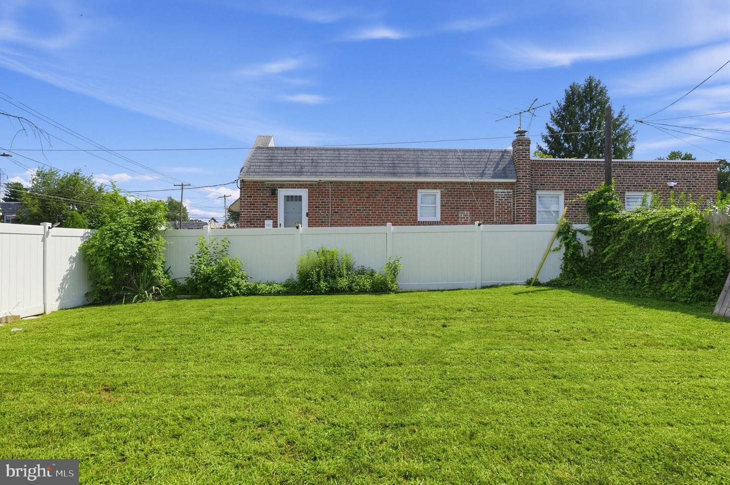 1400 Faunce St Property Photo 3