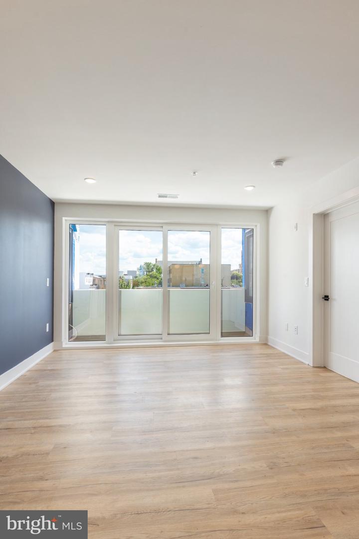 629 W Girard Ave #502 Property Photo 13