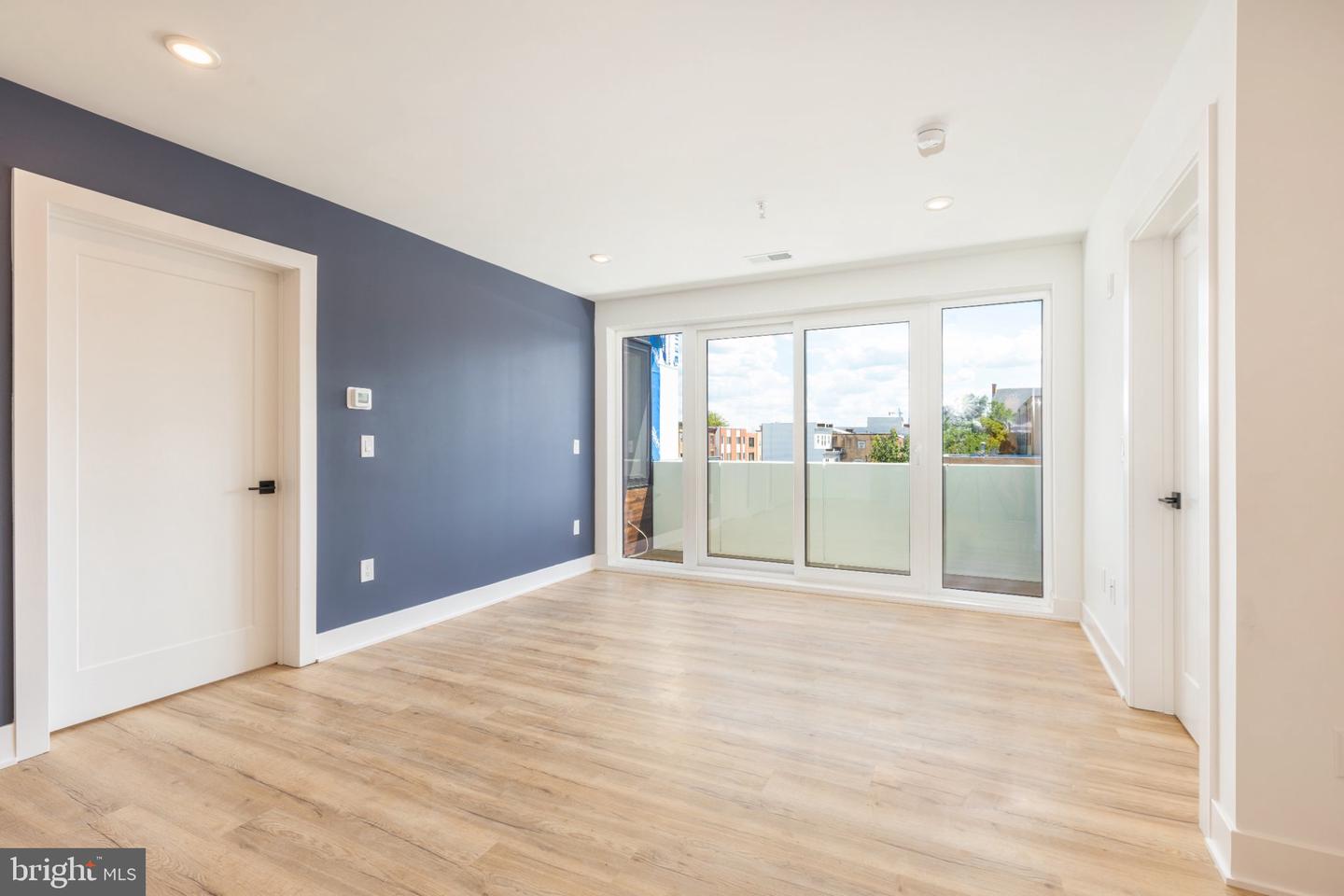 629 W Girard Ave #502 Property Photo 17