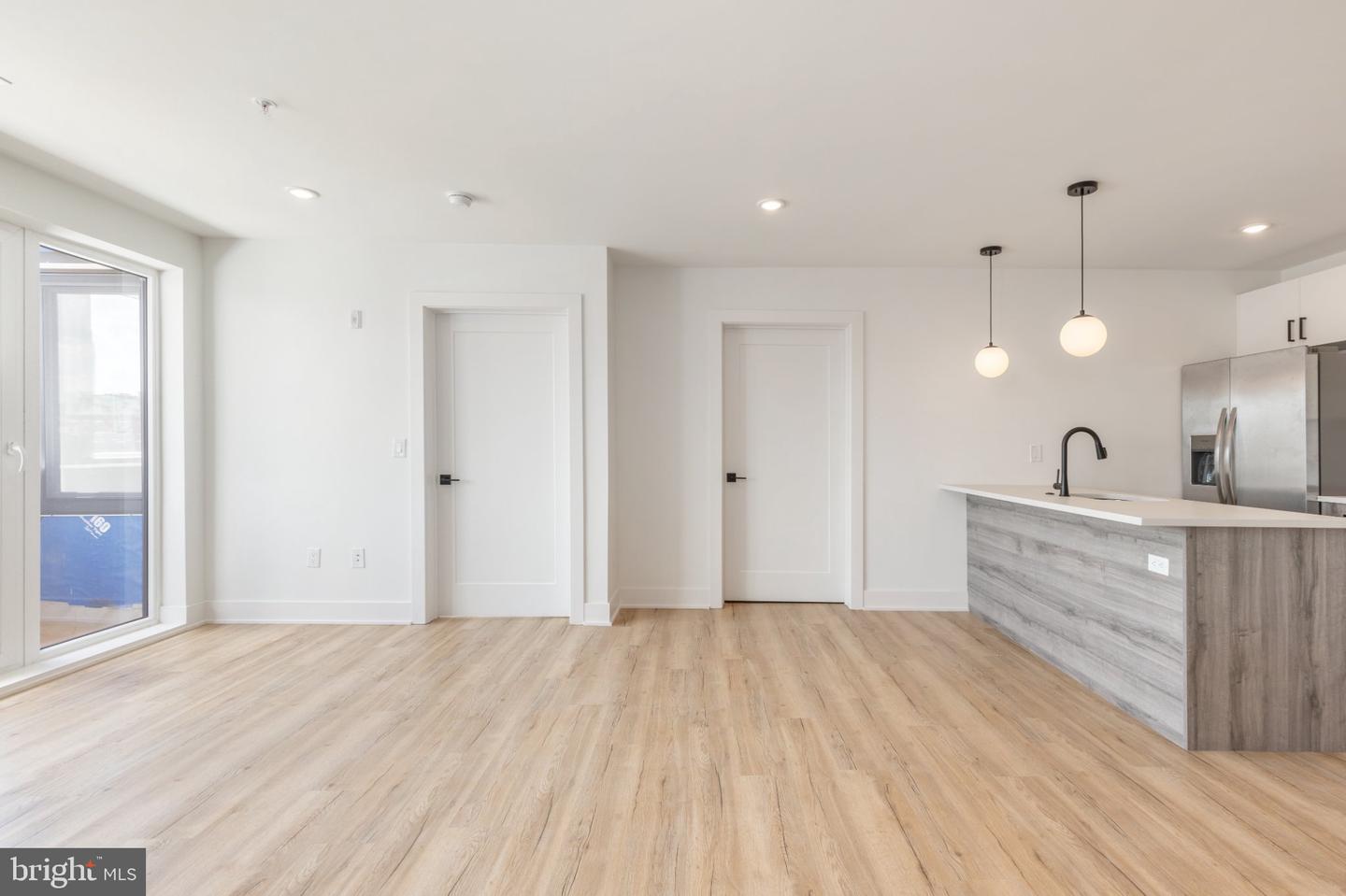 629 W Girard Ave #502 Property Photo 19