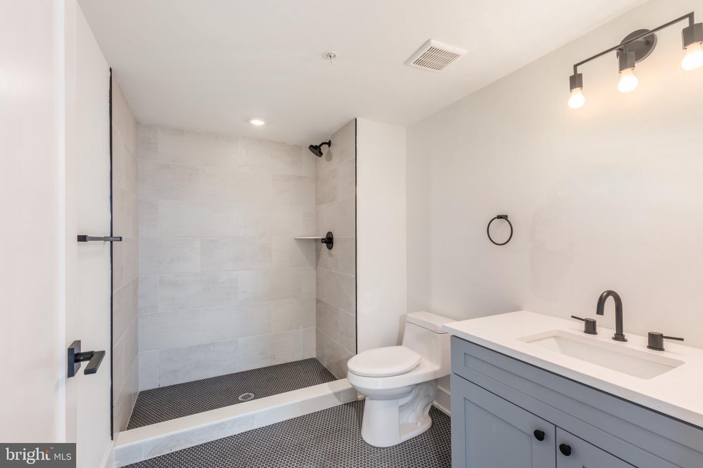 629 W Girard Ave #502 Property Photo 20