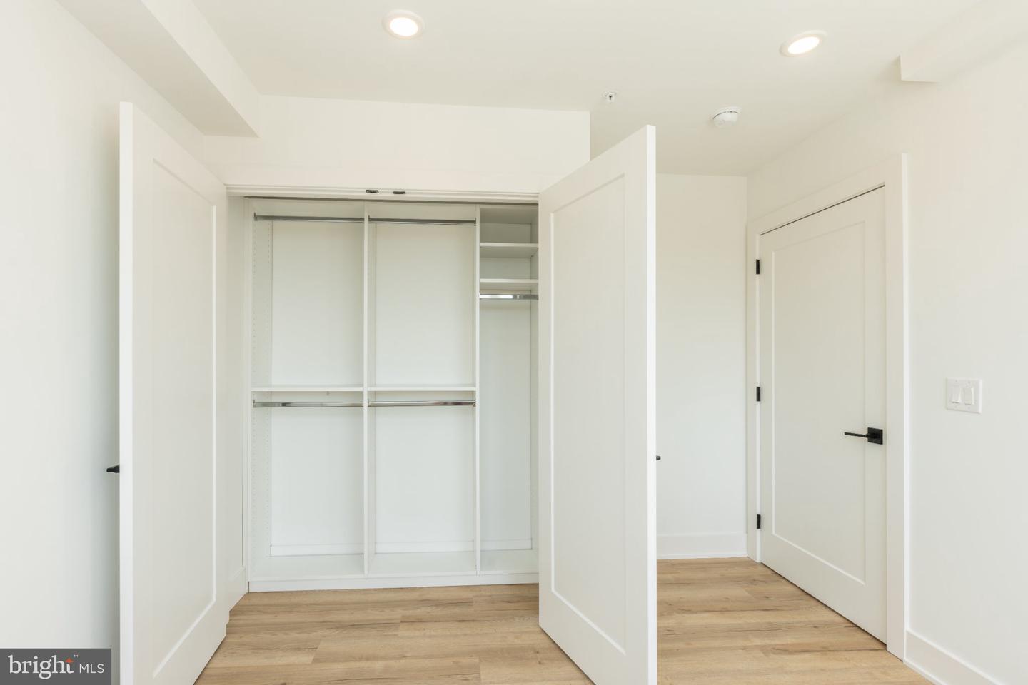629 W Girard Ave #502 Property Photo 21