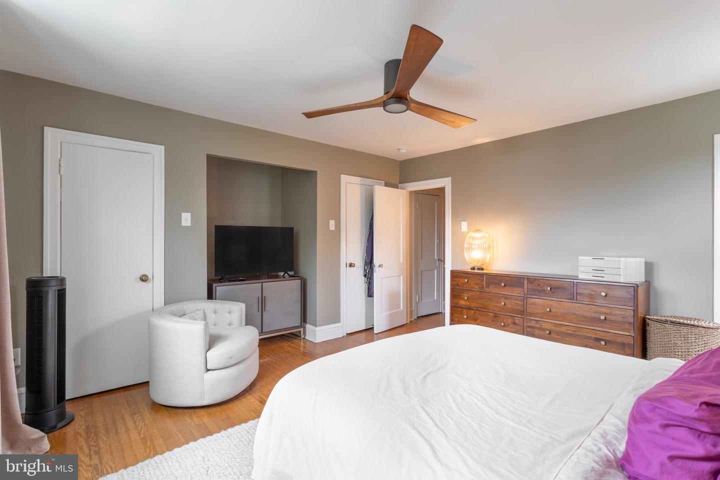 520 E Allens Ln Property Photo 14