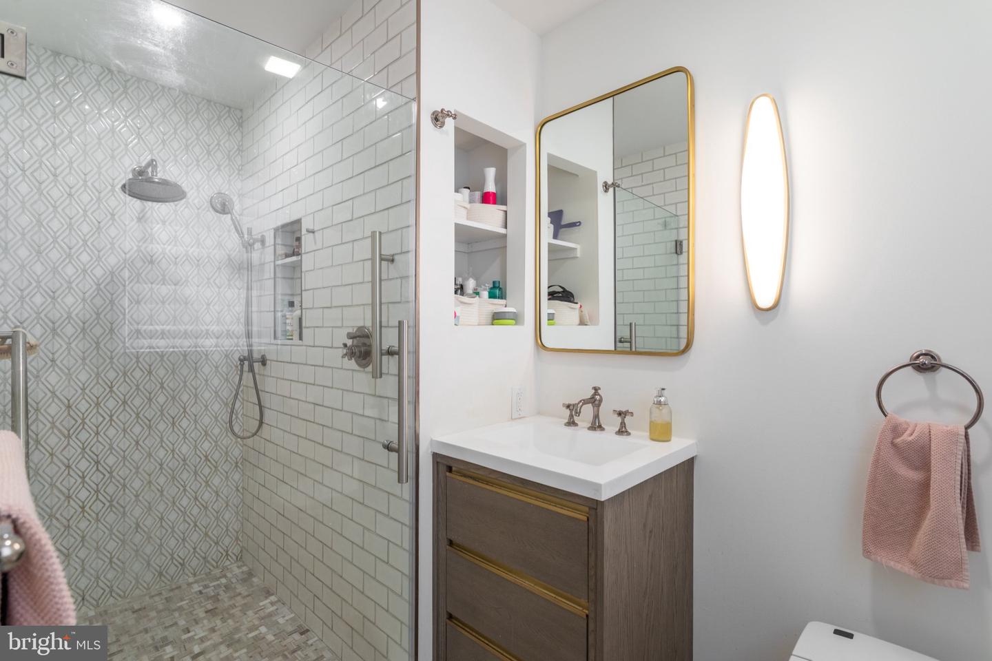 520 E Allens Ln Property Photo 15