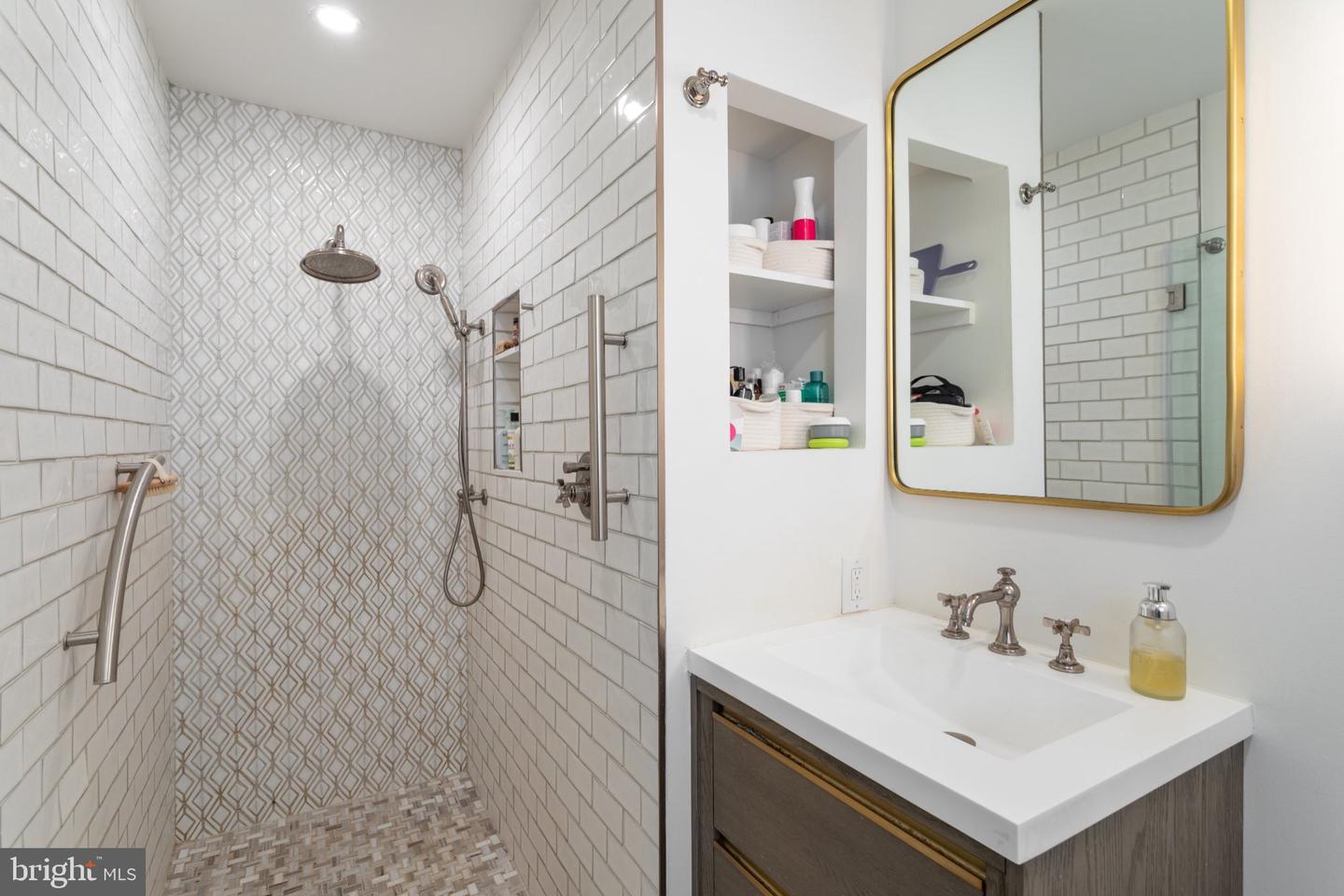 520 E Allens Ln Property Photo 16