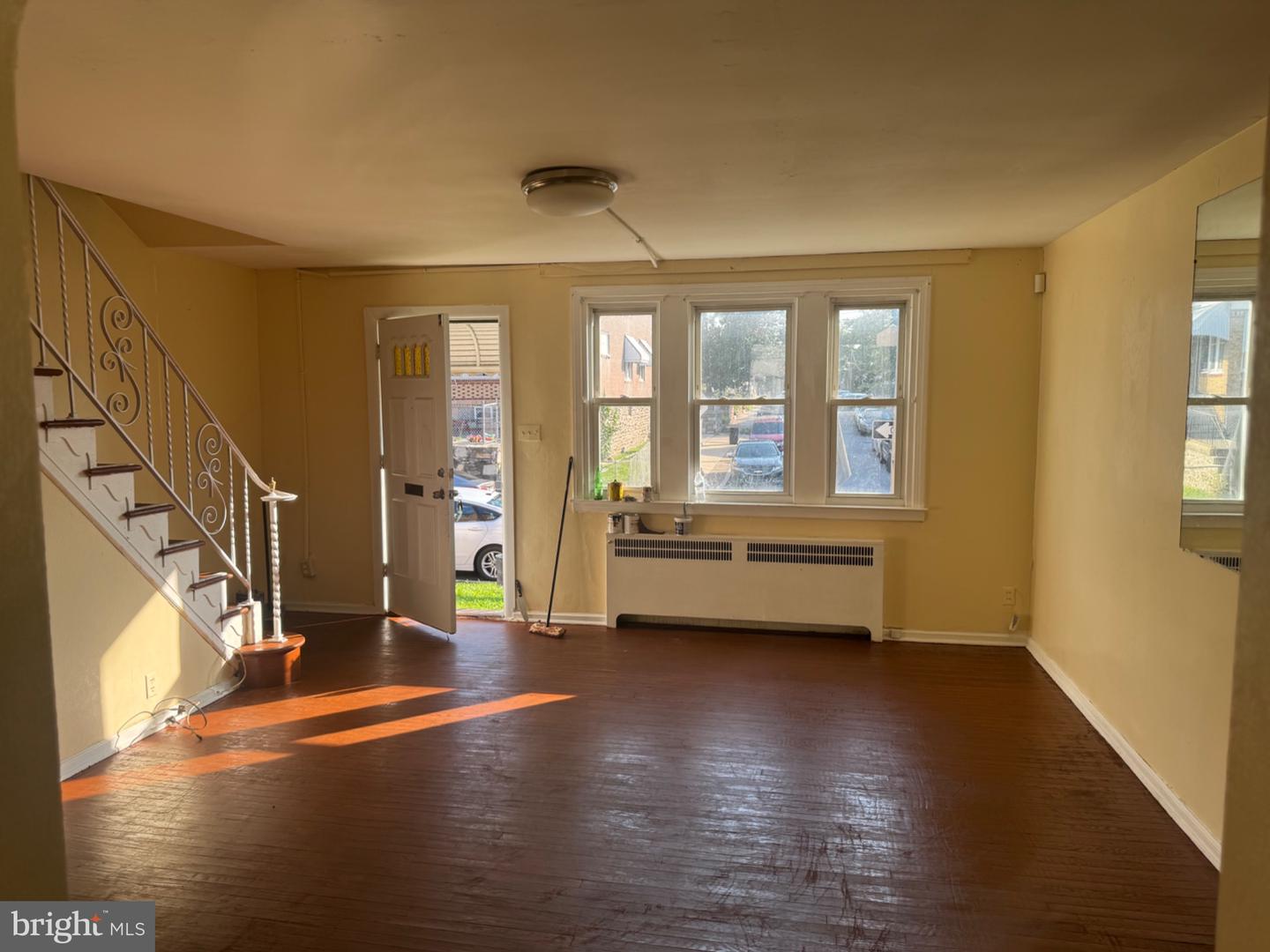 241 Howell St E Property Photo 3