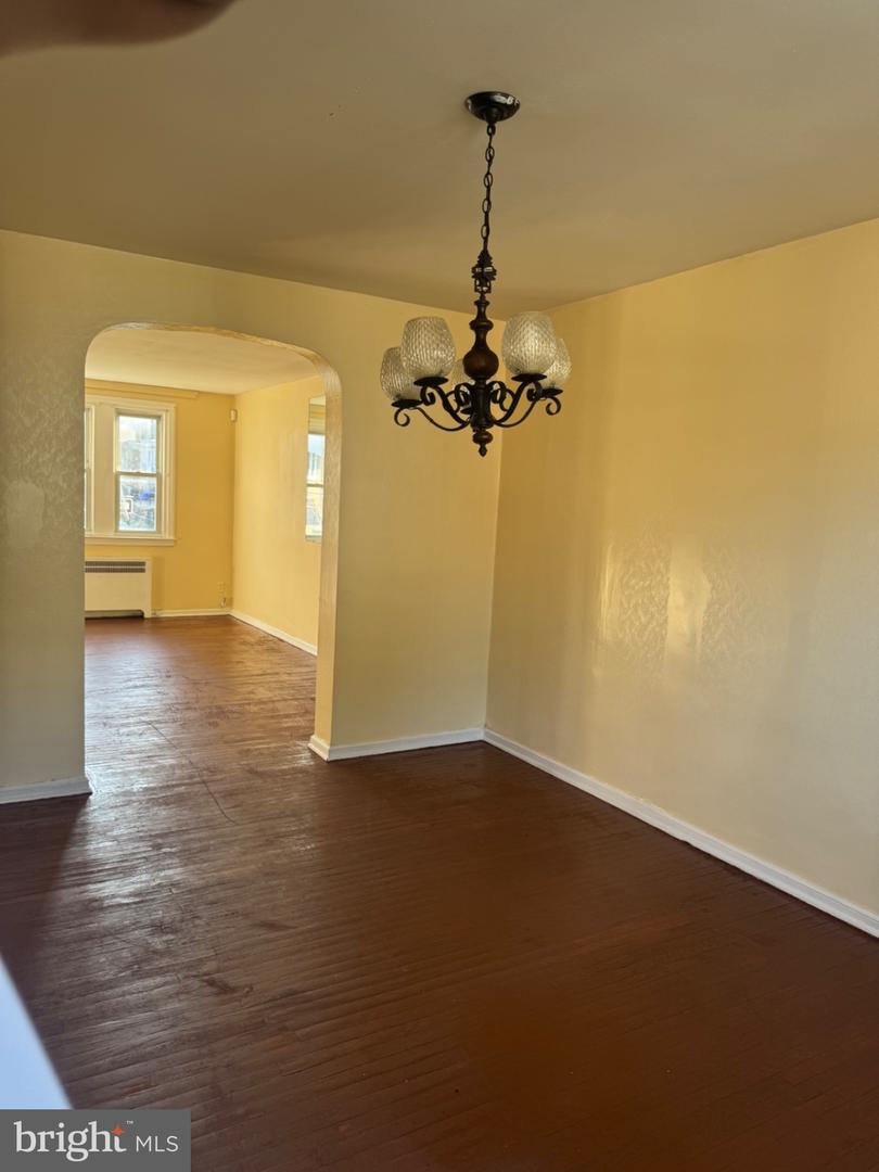 241 Howell St E Property Photo 4